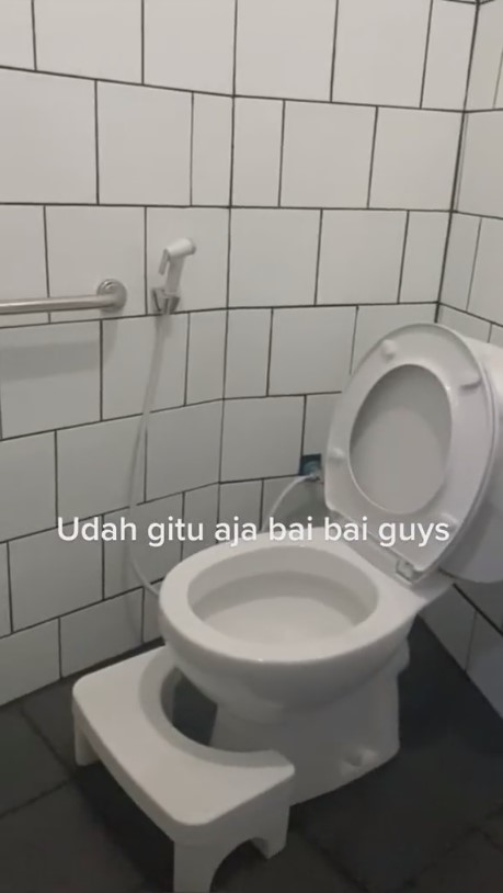 Kamar mandi tua dimakeover jadi WC duduk, 9 potretnya ini ramah lansia bikin takjub