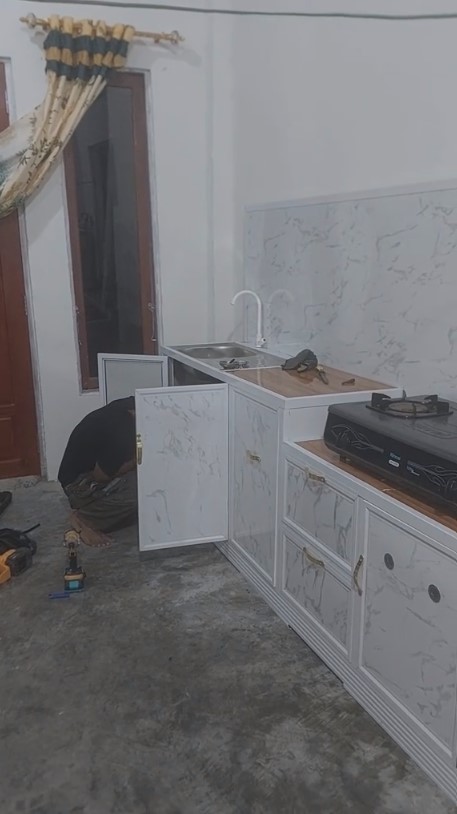 Dari jadul jadi elegan pol, intip 9 potret dapur mungil mertua dimakeover menantu idaman pakai kitchen