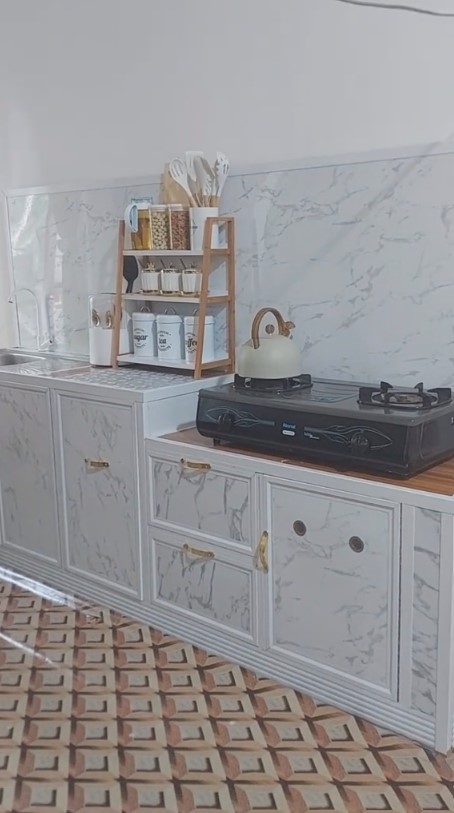 Dari jadul jadi elegan pol, intip 9 potret dapur mungil mertua dimakeover menantu idaman pakai kitchen
