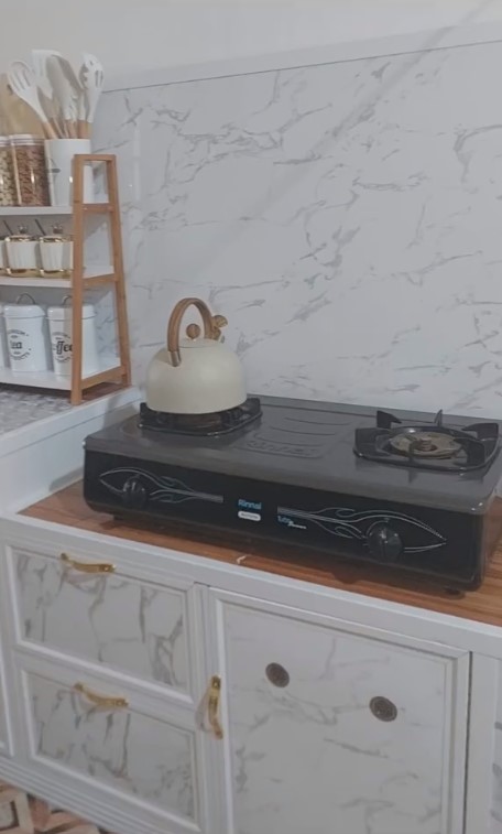 Dari jadul jadi elegan pol, intip 9 potret dapur mungil mertua dimakeover menantu idaman pakai kitchen