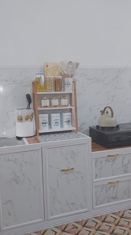 Dari jadul jadi elegan pol, intip 9 potret dapur mungil mertua dimakeover menantu idaman pakai kitchen