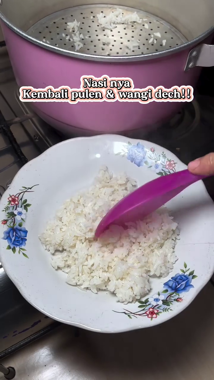 Bukan disiram air panas, ini cara menghangatkan nasi sisa kering agar pulen lagi dan lebih wangi
