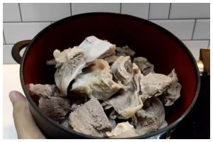 Trik cepat rebus daging kambing agar empuk meski tak pakai presto, bebas prengus, dan hemat gas 
