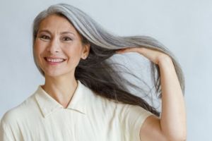 Cara kurangi uban yang tumbuh cepat di rambut cuma pakai 1 bumbu masak, nggak perlu lagi semir salon