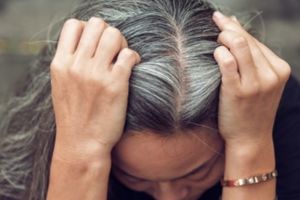 Bukan pakai jintan, begini cara kembalikan rambut uban jadi hitam dengan tambahan 2 bahan dapur