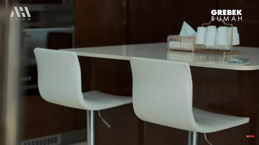 Punya rumah di kompleks elit seharga Rp 12 M, 10 potret dapur mewah Fuji dari kayu ini klasik pol