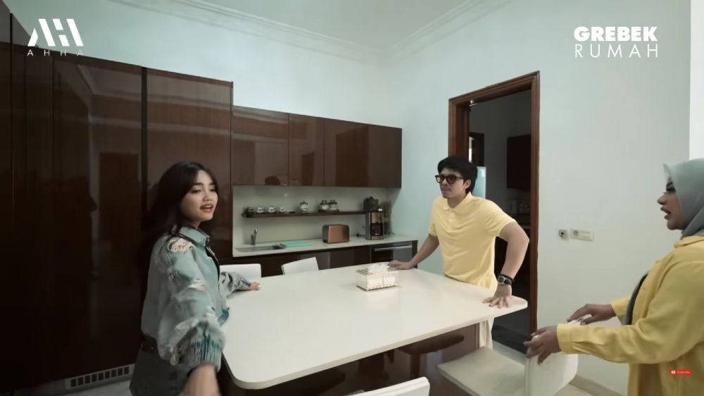 Punya rumah di kompleks elit seharga Rp 12 M, 10 potret dapur mewah Fuji dari kayu ini klasik pol