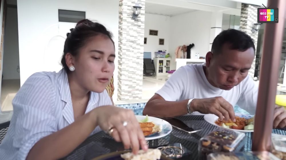 Lebih mewah dari tempat masak di rumahnya, intip 9 potret dapur vila Ayu Ting Ting senilai Rp 7 miliar