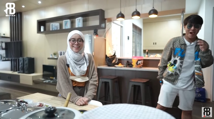 Dulu berdinding kayu kini mewah usai direnovasi 3 kali, 9 potret dapur Lesty Kejora di kampung halaman