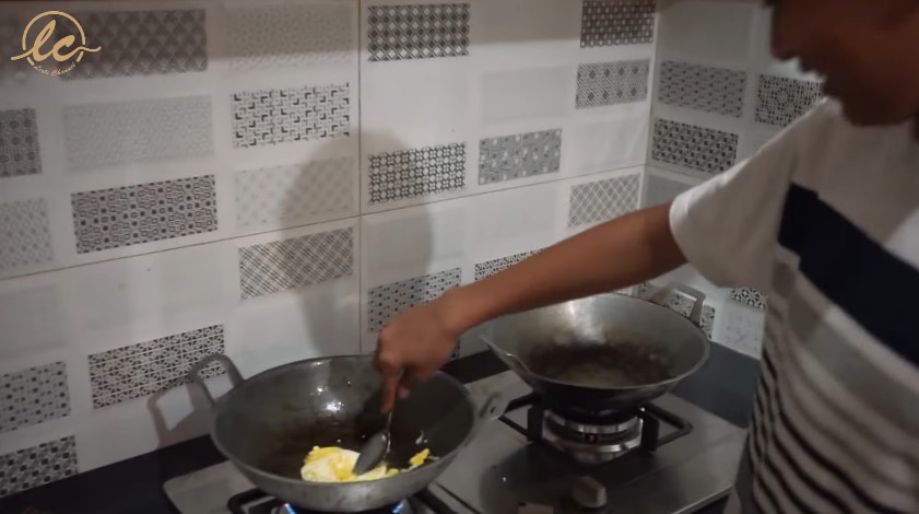 Dulu berdinding kayu kini mewah usai direnovasi 3 kali, 9 potret dapur Lesty Kejora di kampung halaman