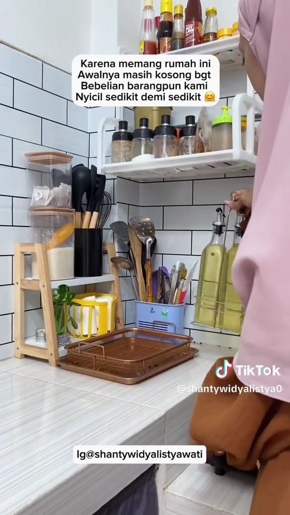 Bukti makeover tak butuh mahal, 9 potret dapur berdinding rusak tanpa lemari dan kabinet jadi estetik