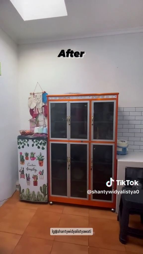 Bukti makeover tak butuh mahal, 9 potret dapur berdinding rusak tanpa lemari dan kabinet jadi estetik
