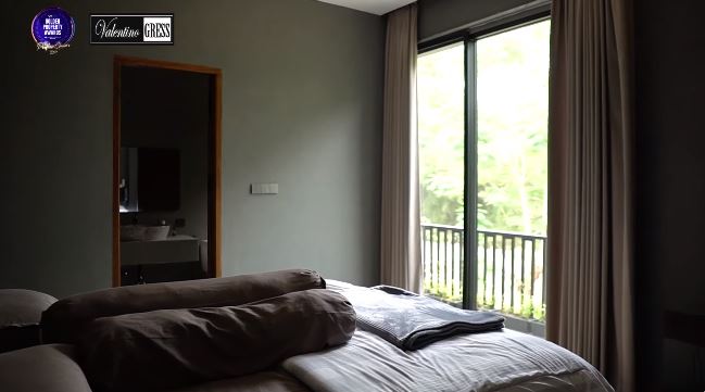 9 Potret kamar Glenca Chysara tanpa walk in closet, tapi teknologi canggih buka pintu fingerprint