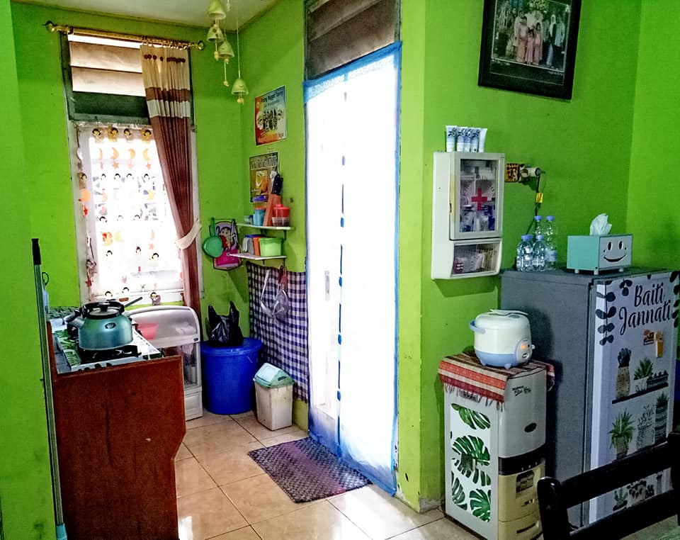 Dapur kecil sempit ini dimakeover jadi semi tingkat estetik, 8 potretnya terasa lebih lapang