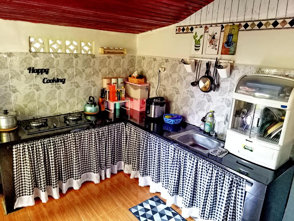 Dapur kecil sempit ini dimakeover jadi semi tingkat estetik, 8 potretnya terasa lebih lapang