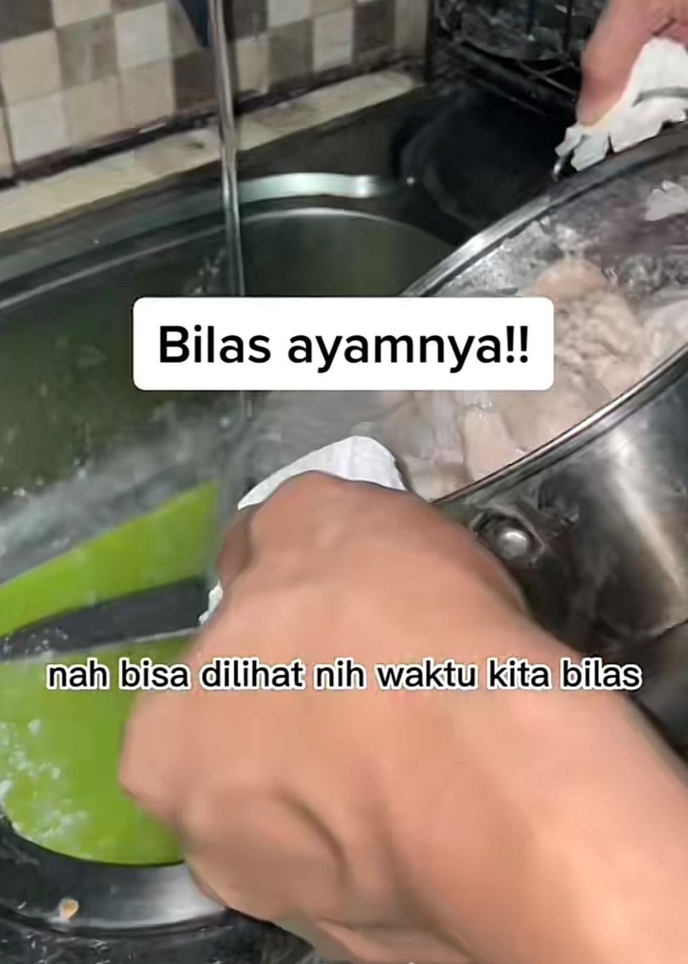 Cara merebus daging ayam agar bebas amis, kesat, dan matang merata tanpa ditambah cuka dan bahan lain