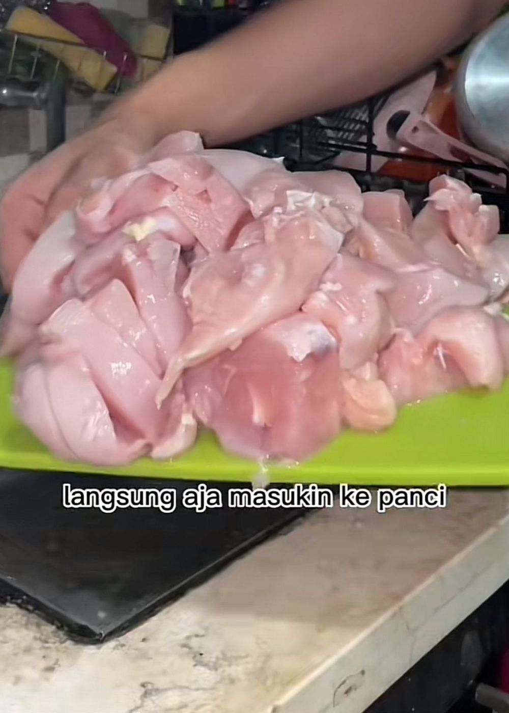 Cara merebus daging ayam agar bebas amis, kesat, dan matang merata tanpa ditambah cuka dan bahan lain