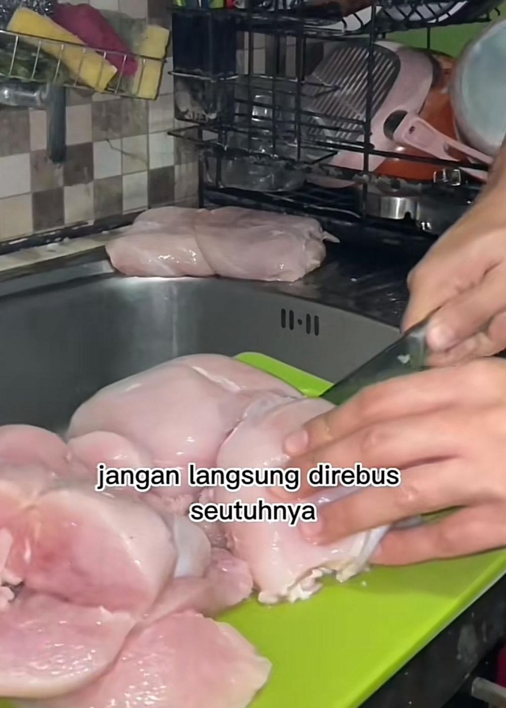 Cara merebus daging ayam agar bebas amis, kesat, dan matang merata tanpa ditambah cuka dan bahan lain