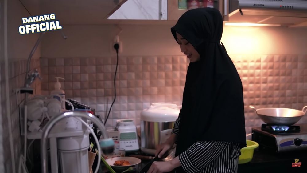 Dulu dinding dapurnya cuma dari gedek, ini 7 potret dapur baru Danang DA yang lebih estetik