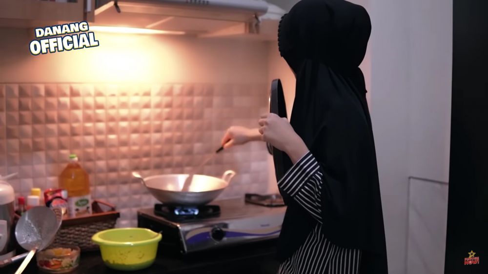 Dulu dinding dapurnya cuma dari gedek, ini 7 potret dapur baru Danang DA yang lebih estetik