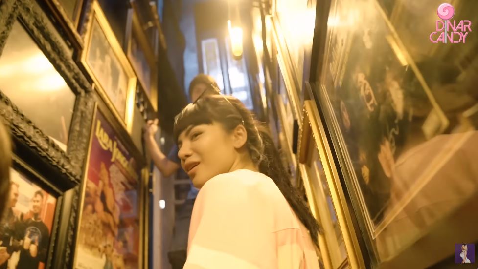 Style klasik view perpustakaan, intip 11 penampakan kamar pribadi El Rumi di rumah bak museum