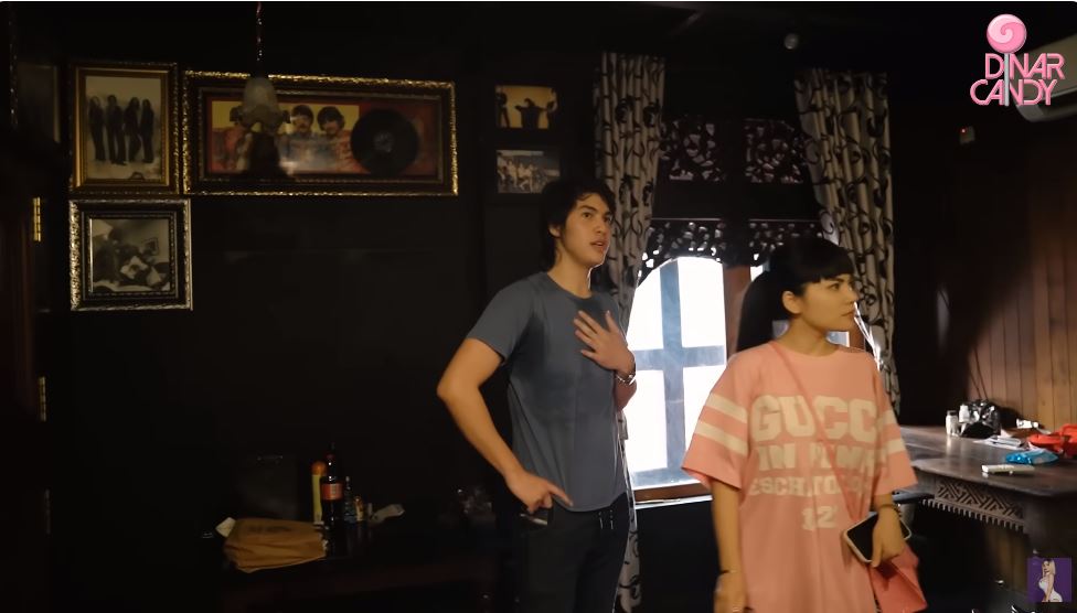 Style klasik view perpustakaan, intip 11 penampakan kamar pribadi El Rumi di rumah bak museum