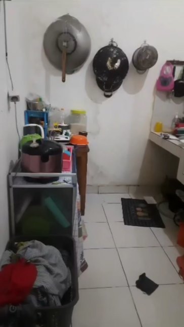 Dapur kecil penuh perabot gantung dimakeover jadi antisumpek, 9 potretnya bikin kian semangat masak