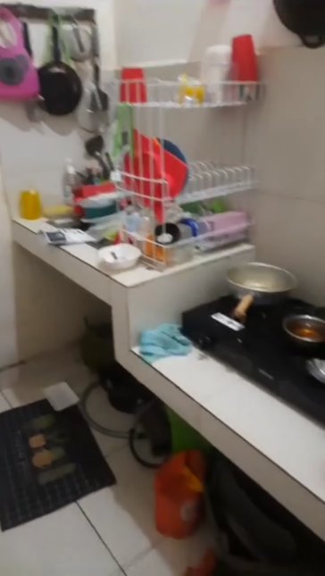 Dapur kecil penuh perabot gantung dimakeover jadi antisumpek, 9 potretnya bikin kian semangat masak
