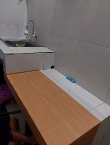 Dapur kecil penuh perabot gantung dimakeover jadi antisumpek, 9 potretnya bikin kian semangat masak