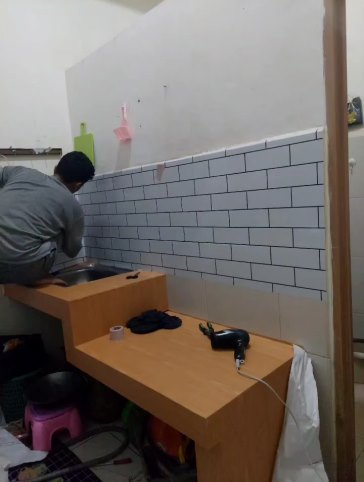 Dapur kecil penuh perabot gantung dimakeover jadi antisumpek, 9 potretnya bikin kian semangat masak