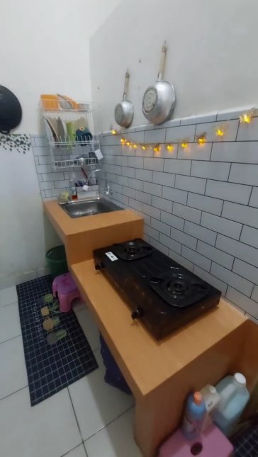Dapur kecil penuh perabot gantung dimakeover jadi antisumpek, 9 potretnya bikin kian semangat masak