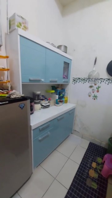 Dapur kecil penuh perabot gantung dimakeover jadi antisumpek, 9 potretnya bikin kian semangat masak