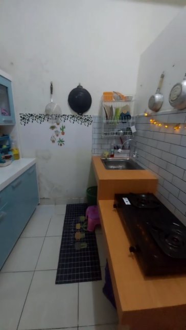 Dapur kecil penuh perabot gantung dimakeover jadi antisumpek, 9 potretnya bikin kian semangat masak