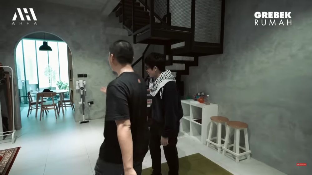 Desainnya industrial ada taman tanaman herbal, intip 9 potret dapur minimalis Ustaz Felix Siauw