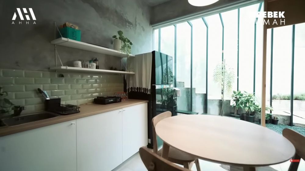 Desainnya industrial ada taman tanaman herbal, intip 9 potret dapur minimalis Ustaz Felix Siauw