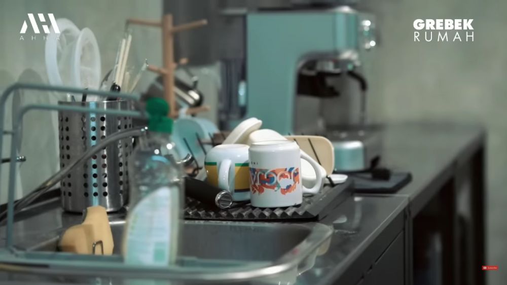 Desainnya industrial ada taman tanaman herbal, intip 9 potret dapur minimalis Ustaz Felix Siauw