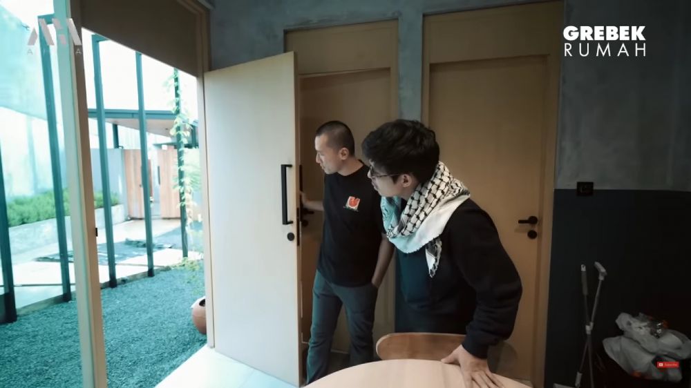 Desainnya industrial ada taman tanaman herbal, intip 9 potret dapur minimalis Ustaz Felix Siauw