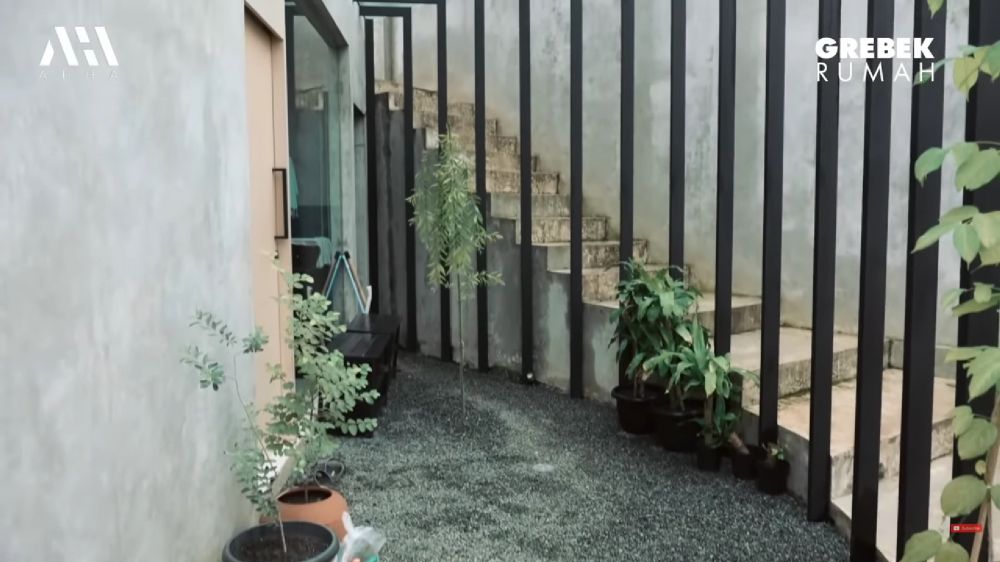 Desainnya industrial ada taman tanaman herbal, intip 9 potret dapur minimalis Ustaz Felix Siauw