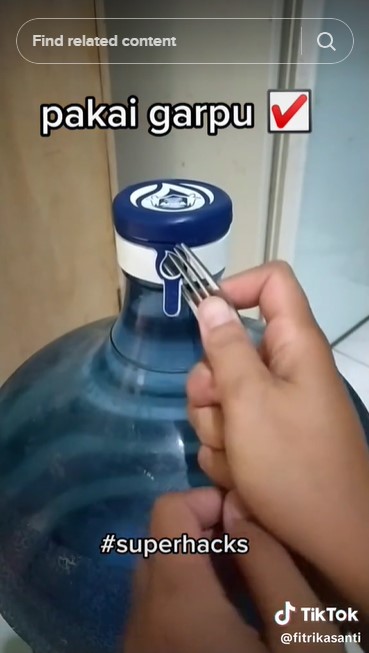 Cara unik cewek buka tutup galon tanpa pisau dan gunting ini kreatif, tak perlu takut terluka