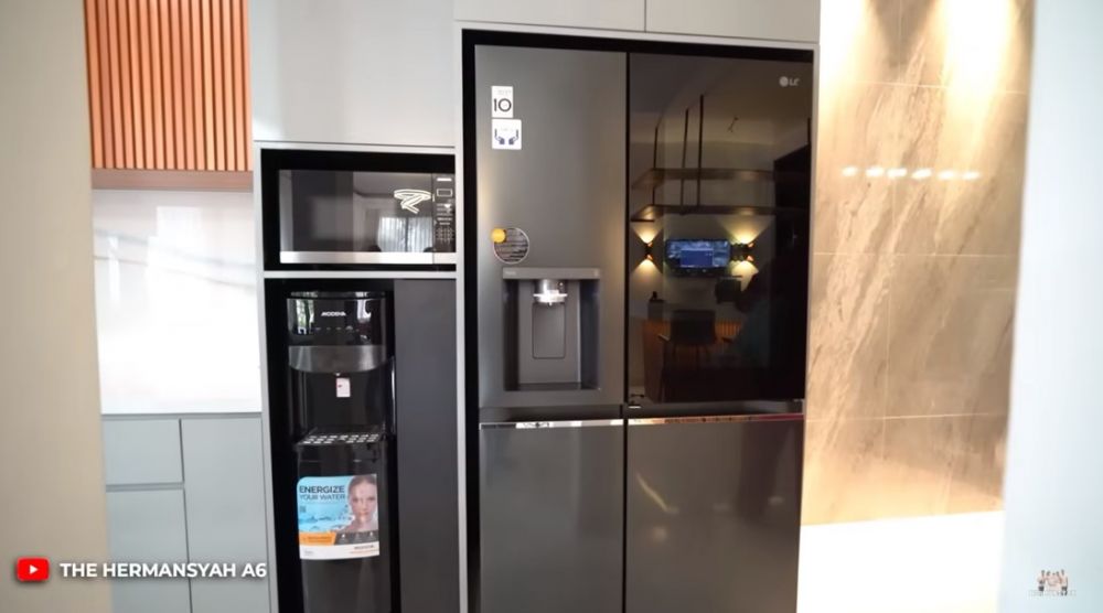 Eks TKW sukses jadi food vlogger punya rumah Rp7 M, 9 potret interior dapur Farida Nurhan ada mini bar