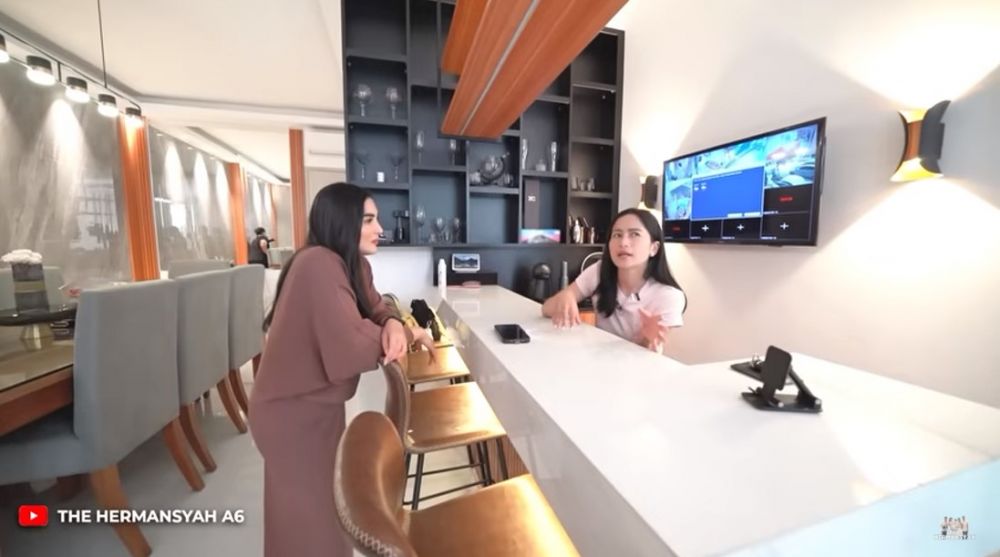 Eks TKW sukses jadi food vlogger punya rumah Rp7 M, 9 potret interior dapur Farida Nurhan ada mini bar