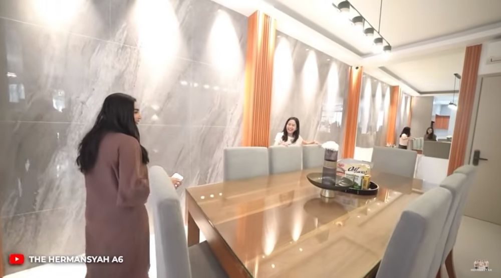 Eks TKW sukses jadi food vlogger punya rumah Rp7 M, 9 potret interior dapur Farida Nurhan ada mini bar