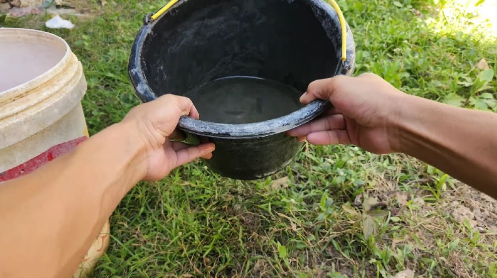 Trik unik bapak-bapak menambal ember bocor pakai 1 sampah dapur ini kreatif, kuat lagi tak perlu dilem