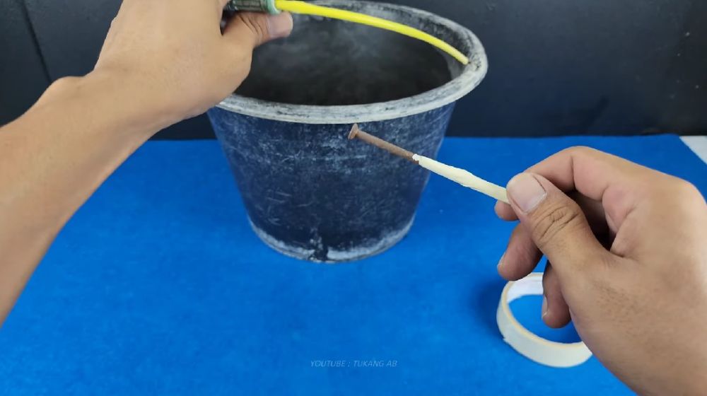 Trik unik bapak-bapak menambal ember bocor pakai 1 sampah dapur ini kreatif, kuat lagi tak perlu dilem