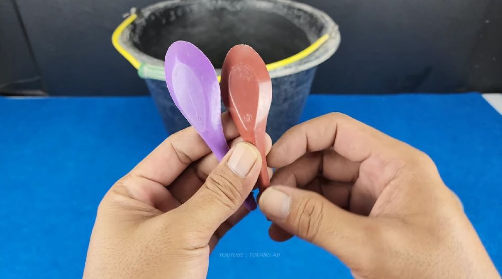 Trik unik bapak-bapak menambal ember bocor pakai 1 sampah dapur ini kreatif, kuat lagi tak perlu dilem