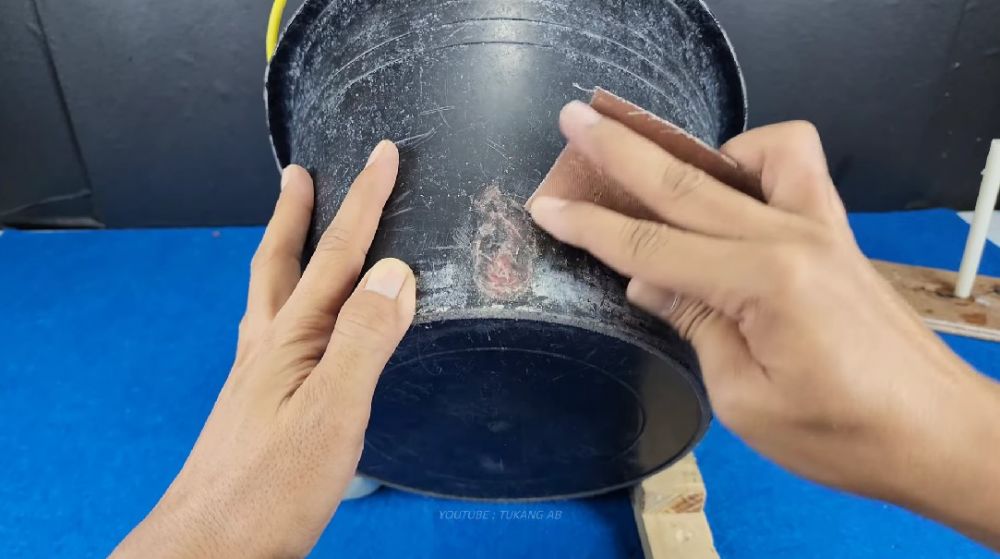 Trik unik bapak-bapak menambal ember bocor pakai 1 sampah dapur ini kreatif, kuat lagi tak perlu dilem