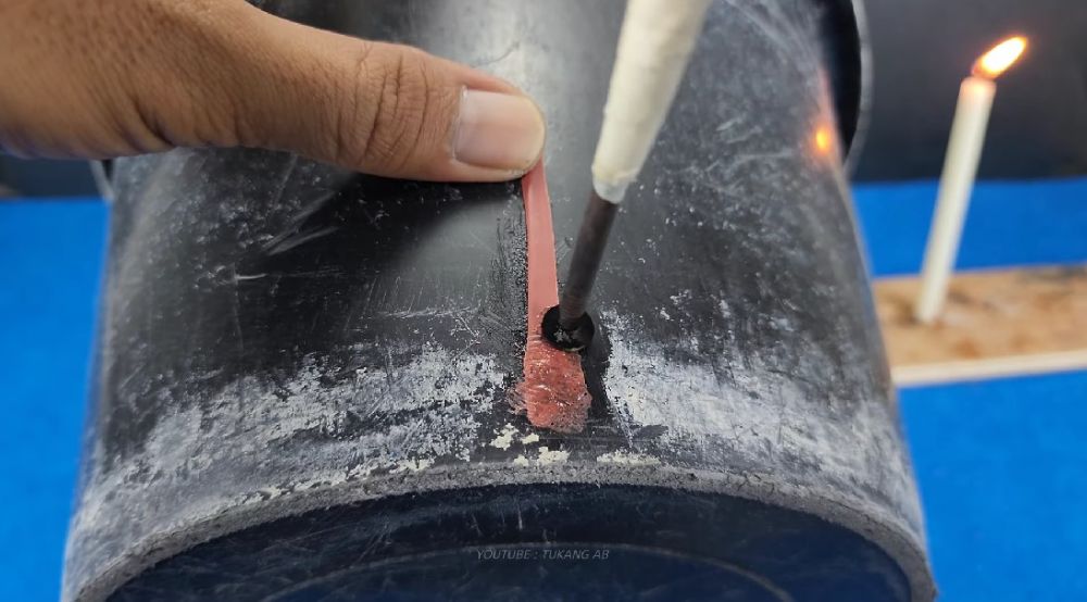 Trik unik bapak-bapak menambal ember bocor pakai 1 sampah dapur ini kreatif, kuat lagi tak perlu dilem