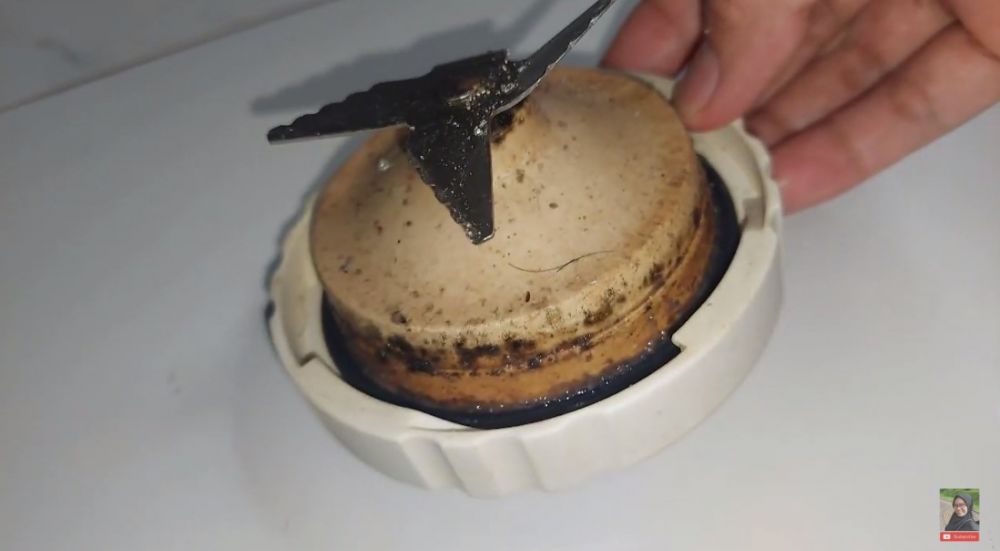 Trik bersihkan bagian bawah pisau blender menguning pakai 1 bahan dapur, auto kinclong seperti baru