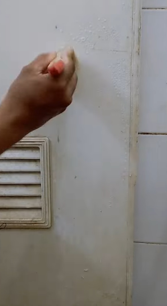 Cara cepat hilangkan noda kuning di pintu kamar pakai tambahan 1 bahan dapur, tanpa cairan pemutih