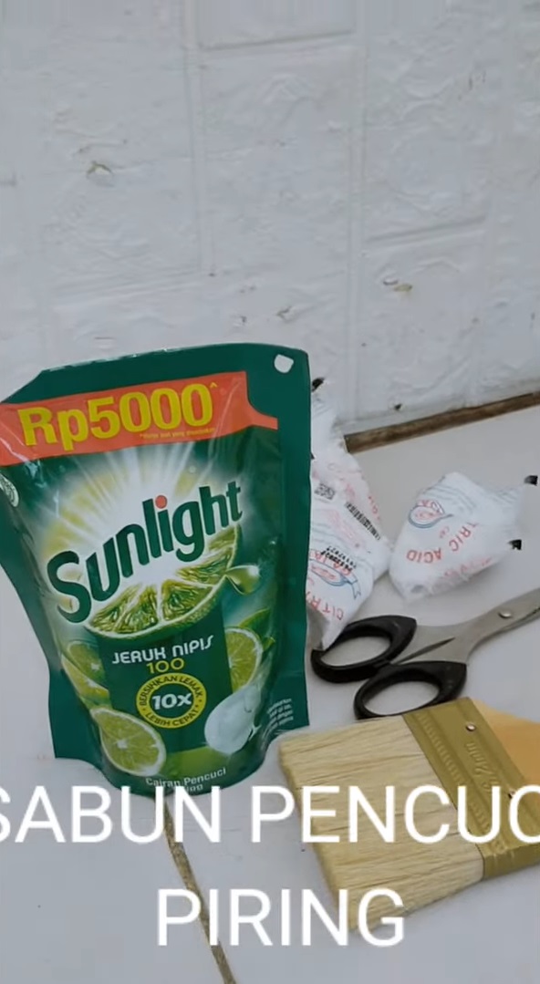 Cara cepat hilangkan noda kuning di pintu kamar pakai tambahan 1 bahan dapur, tanpa cairan pemutih